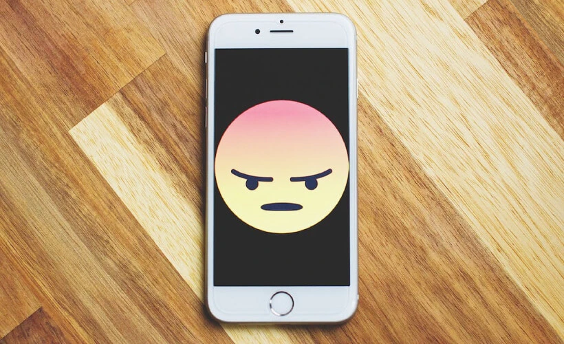 Emoticono enfadado en un móvil